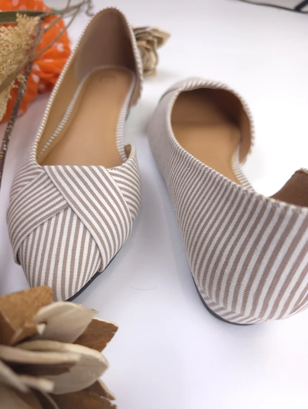 Womens White Tan Striped Flats Sz 8 - Picture 10 of 11